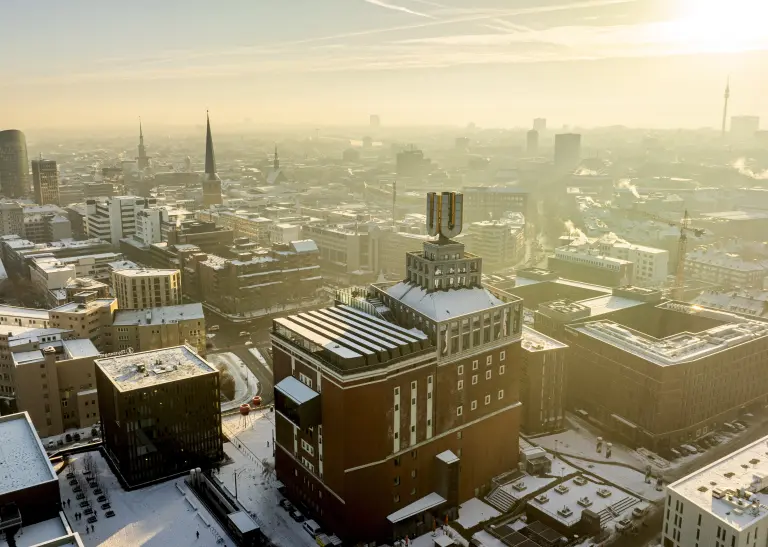 Das Dortmunder U von oben im Schnee.