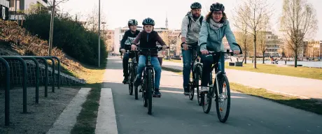 Eine Familie macht eine Radtour um den Phoenix See in Hörde.