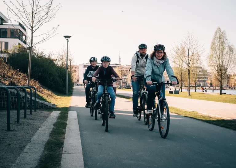 Eine Familie macht eine Radtour um den Phoenix See in Hörde.