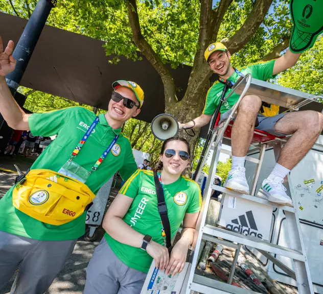 Drei Volunteers beim Einsatz vor dem Spiel Frankreich gegen Polen. 