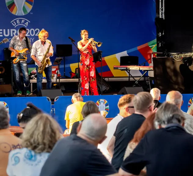 Musiker*innen bei ihrem Konzert zum Jazz Abend auf der Fan Zone Friedensplatz.