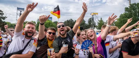 Jubelnde Fans im Westfalenpark