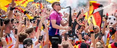 Andre Schnura heizt den Fans in Dortmund ein.