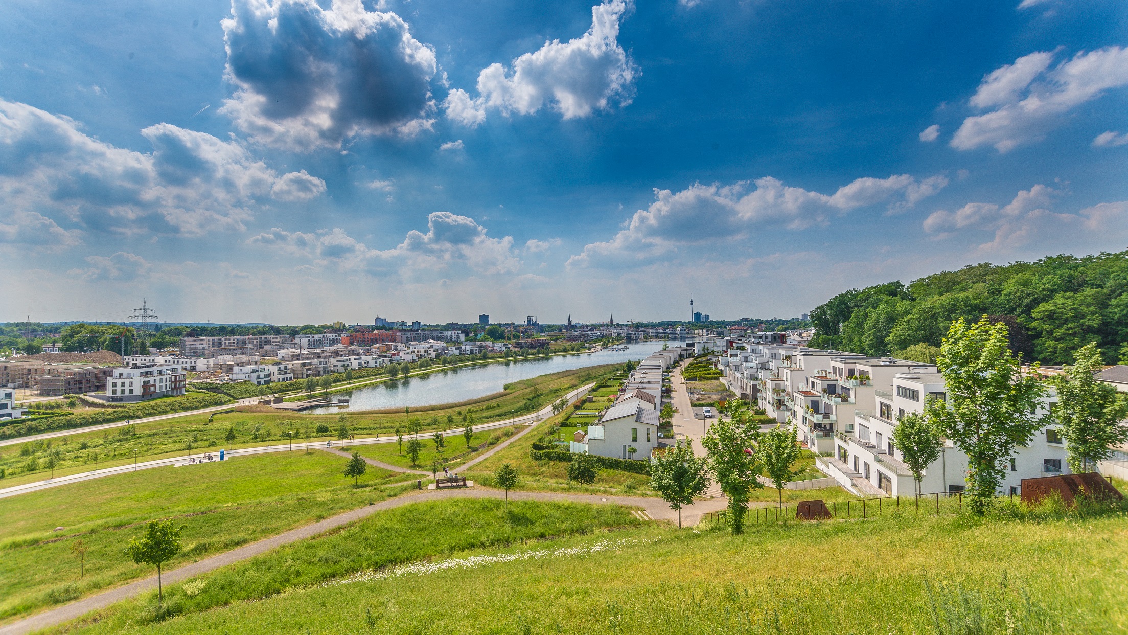 Sicht vom Kaiserberg auf den Phoenix-See in Dortmund-Hörde