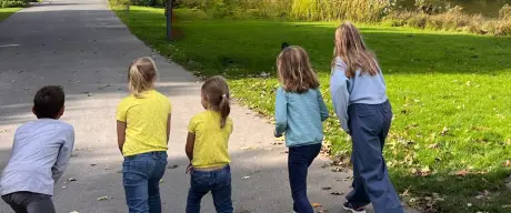 Kinder nehmen an einer Outdoor-Aktivität im Westfalenpark teil, ideal für maßgeschneiderte Kindergeburtstage, umgeben von grüner Natur und Freude