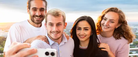 Auszubildende der Stadt Dortmund machen ein Selfie auf dem Florianturm