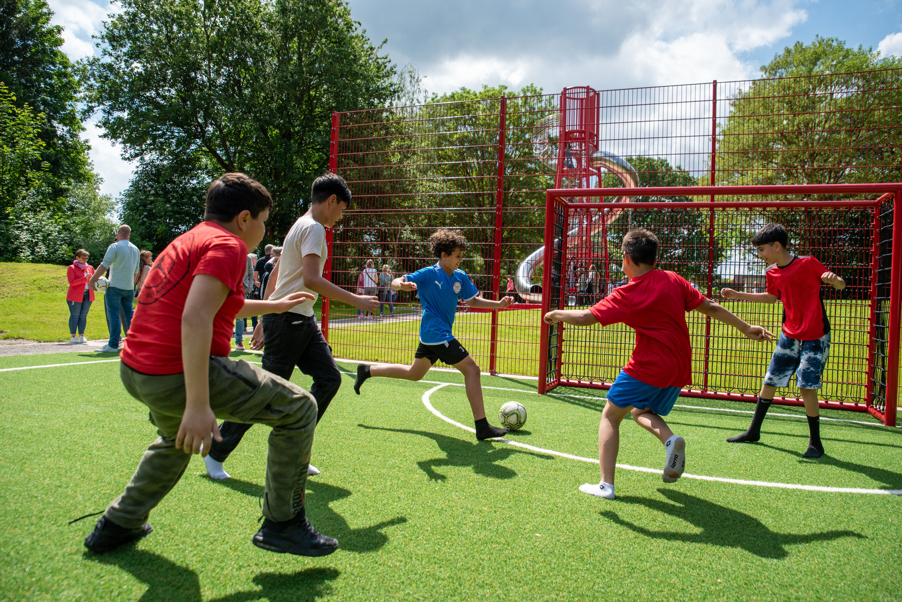 Fußballfreu(n)de: Kicken ist am neu gestalteten Spielplatz an der Varziner Straße auch möglich.