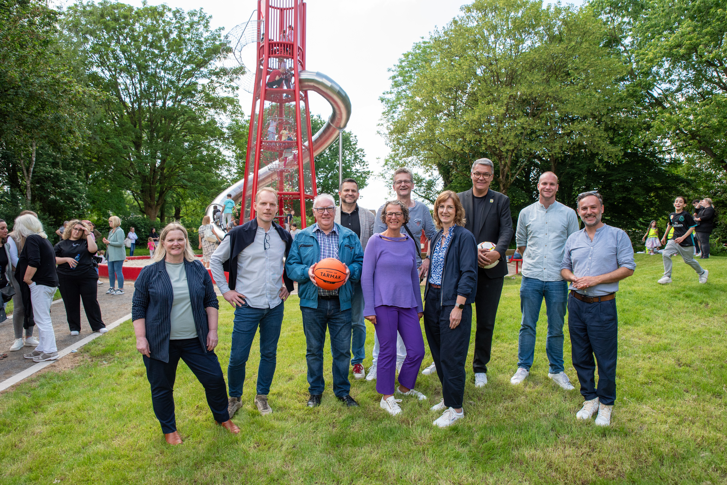 Einweihung des neu gestalteten Spielplatzes an der Varziner Straße durch Oberbürgermeister Thomas Westphal, Dr. Annette Frenzke-Kulbach (Leitung Jugendamt), Sebastian Kröger (kommissarische Leitung Stadterneuerung), Heiko Just (Leitung Gründlächenamt), Ortspolitik und des Planungsbüros.