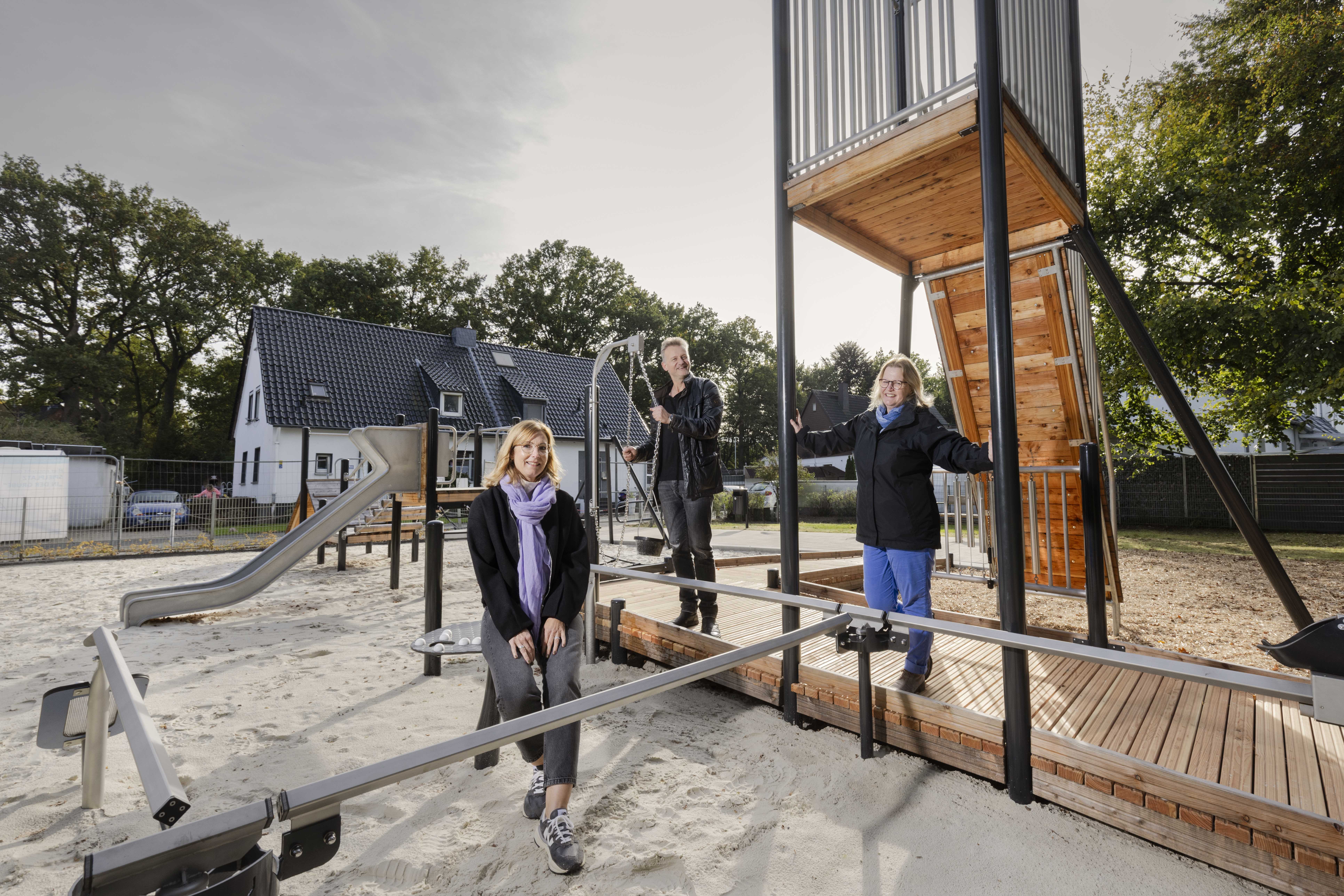 Petra Binkhoff, Daniel Binder und Andrea Dasbeck-Pälchen auf dem neuen Spielplatz