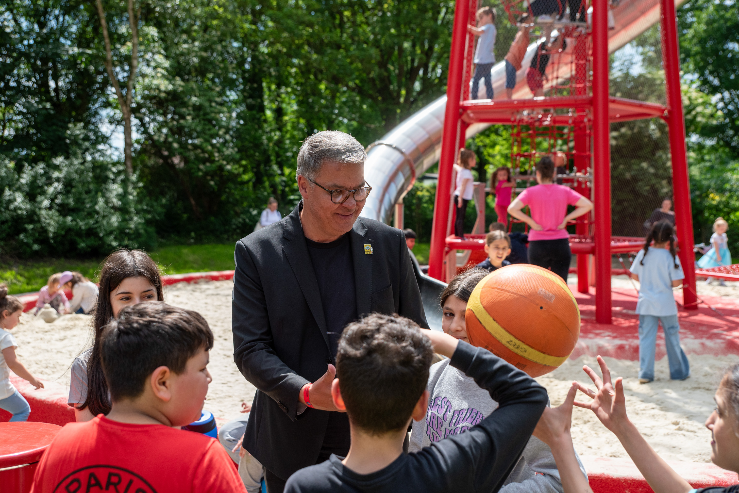 Oberbürgermeister Thomas Westphal eröffnete den frisch sanierten Spielplatz an der Varziner Straße.