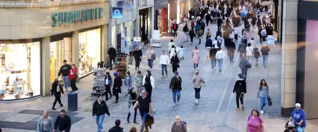 Blick von oben auf die Einkaufsstraße Westenhellweg mit Geschäften und Passant*innen.