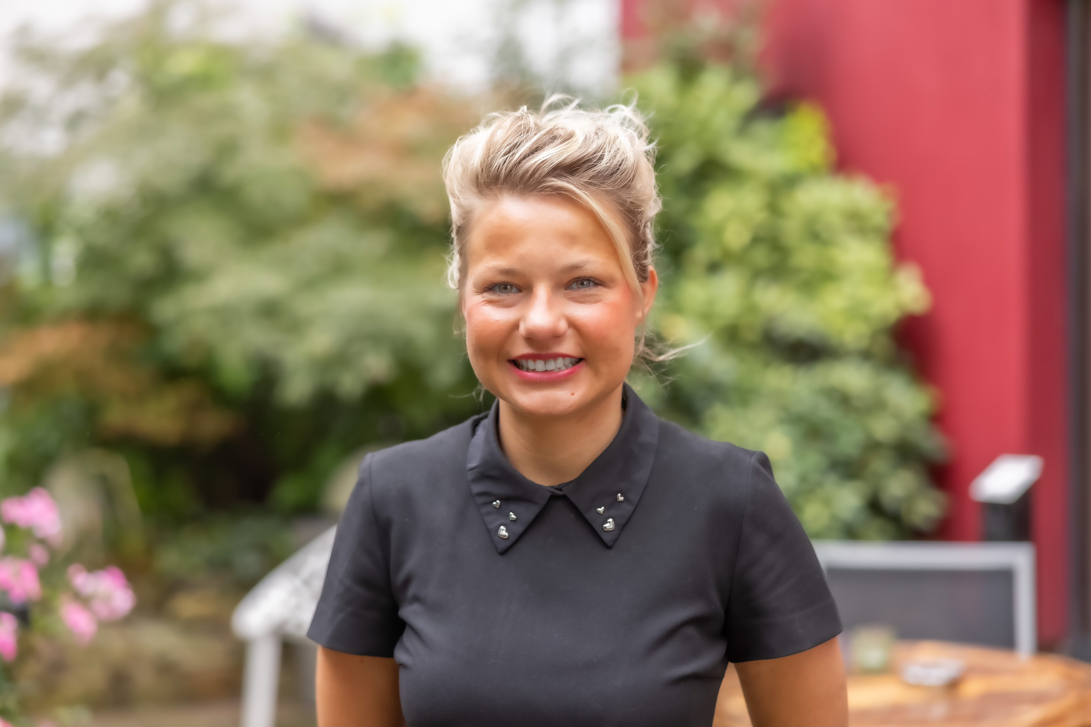 Foto einer Frau, die in die Kamera blickt.