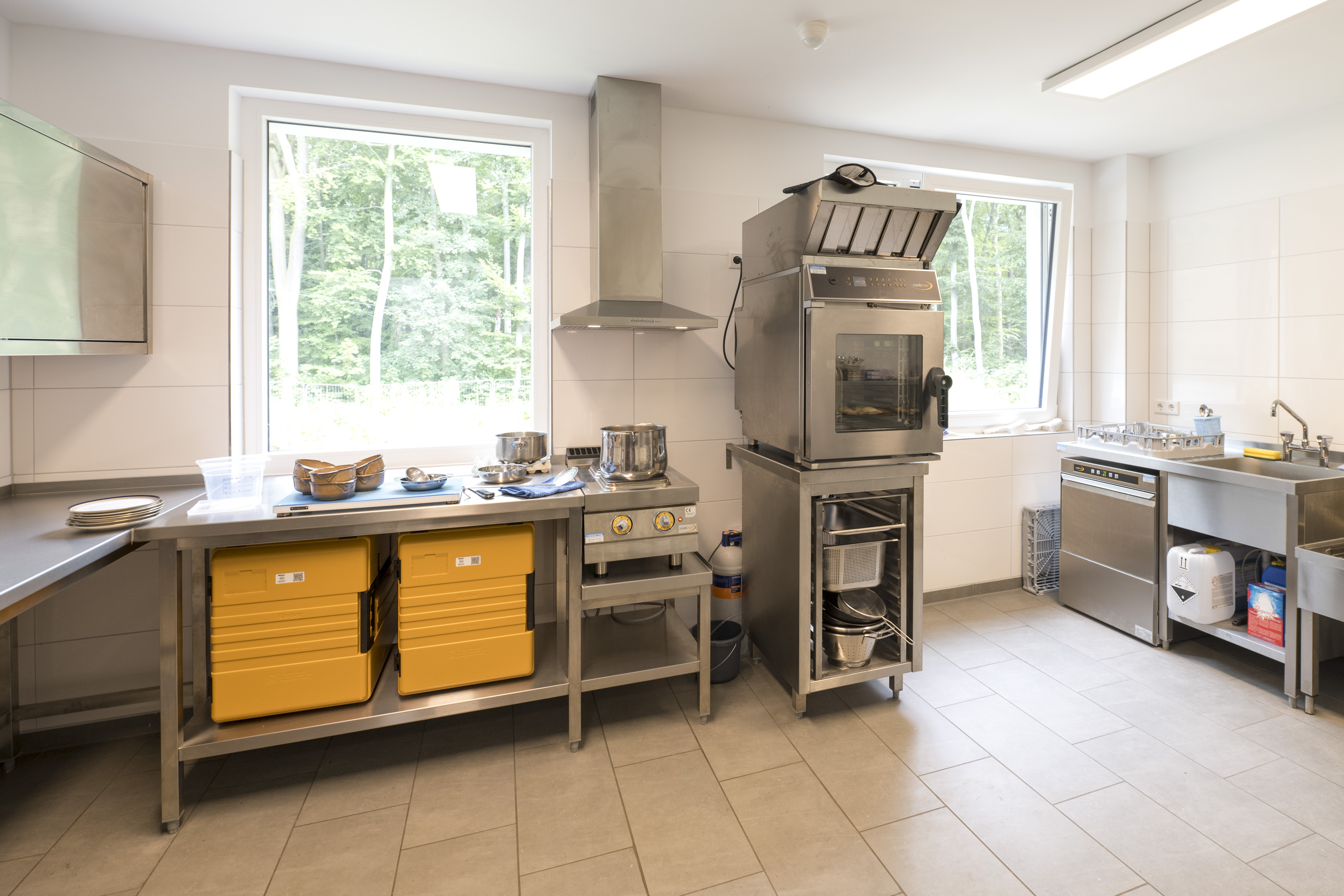Professionelle Küchenausstattung in einem hellen Raum.