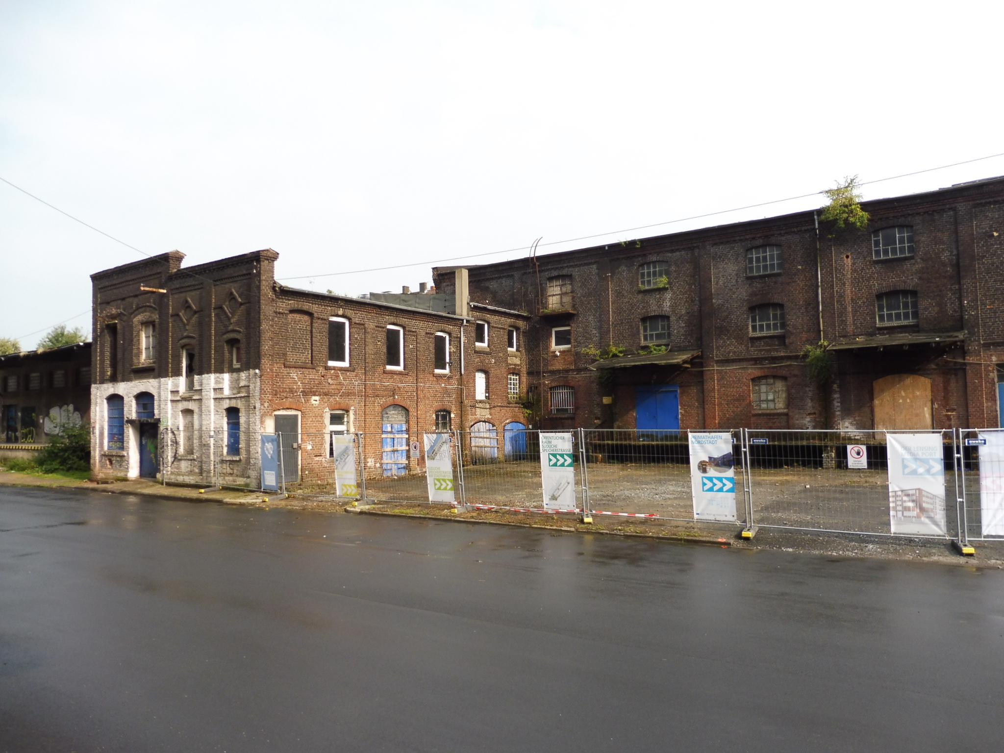 Foto eines verwahrlosten Backsteinbaus