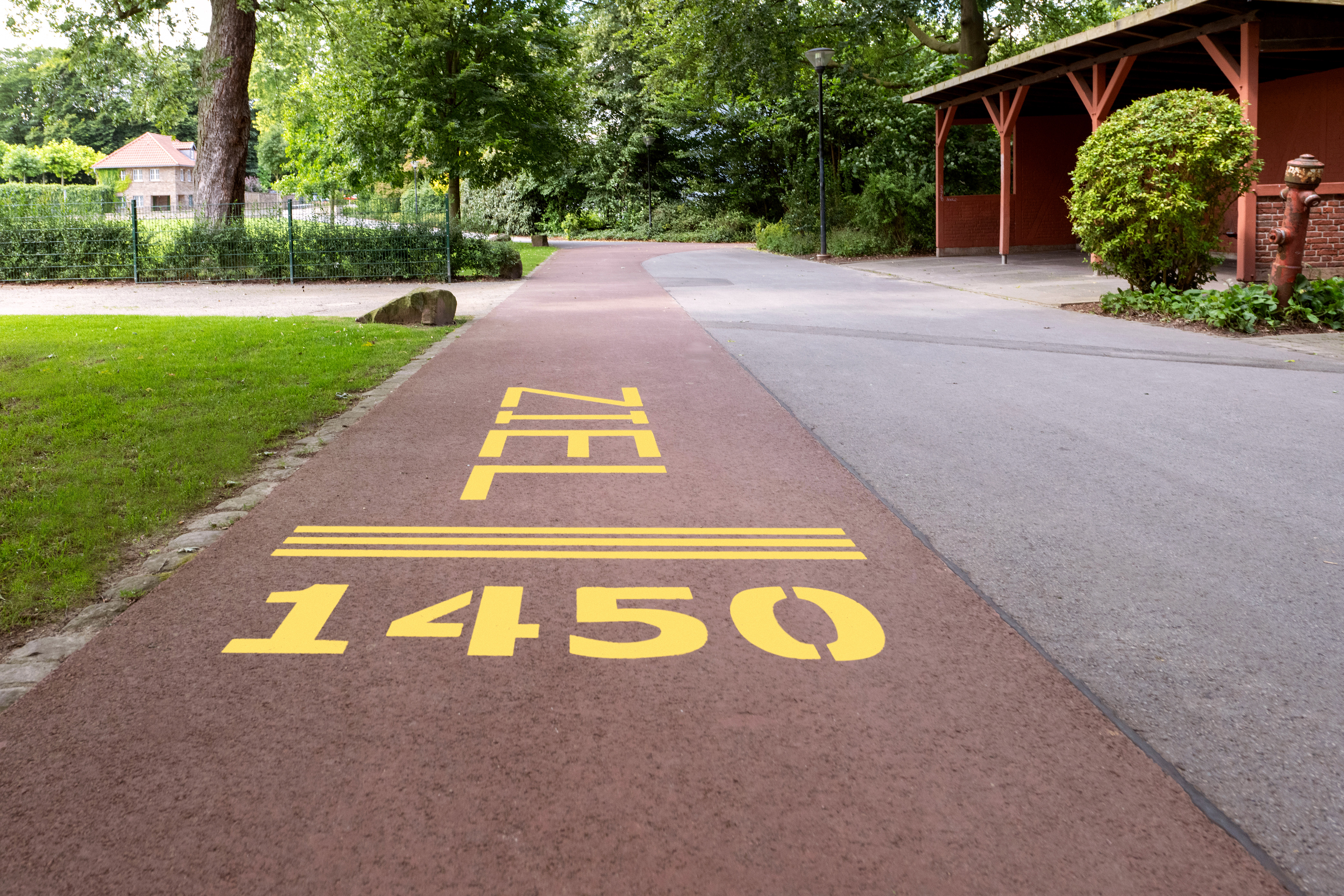 Gelbe Ziellinie auf roter Kunststofflaufbahn und in gelber Fabe die Zahl 1450. 