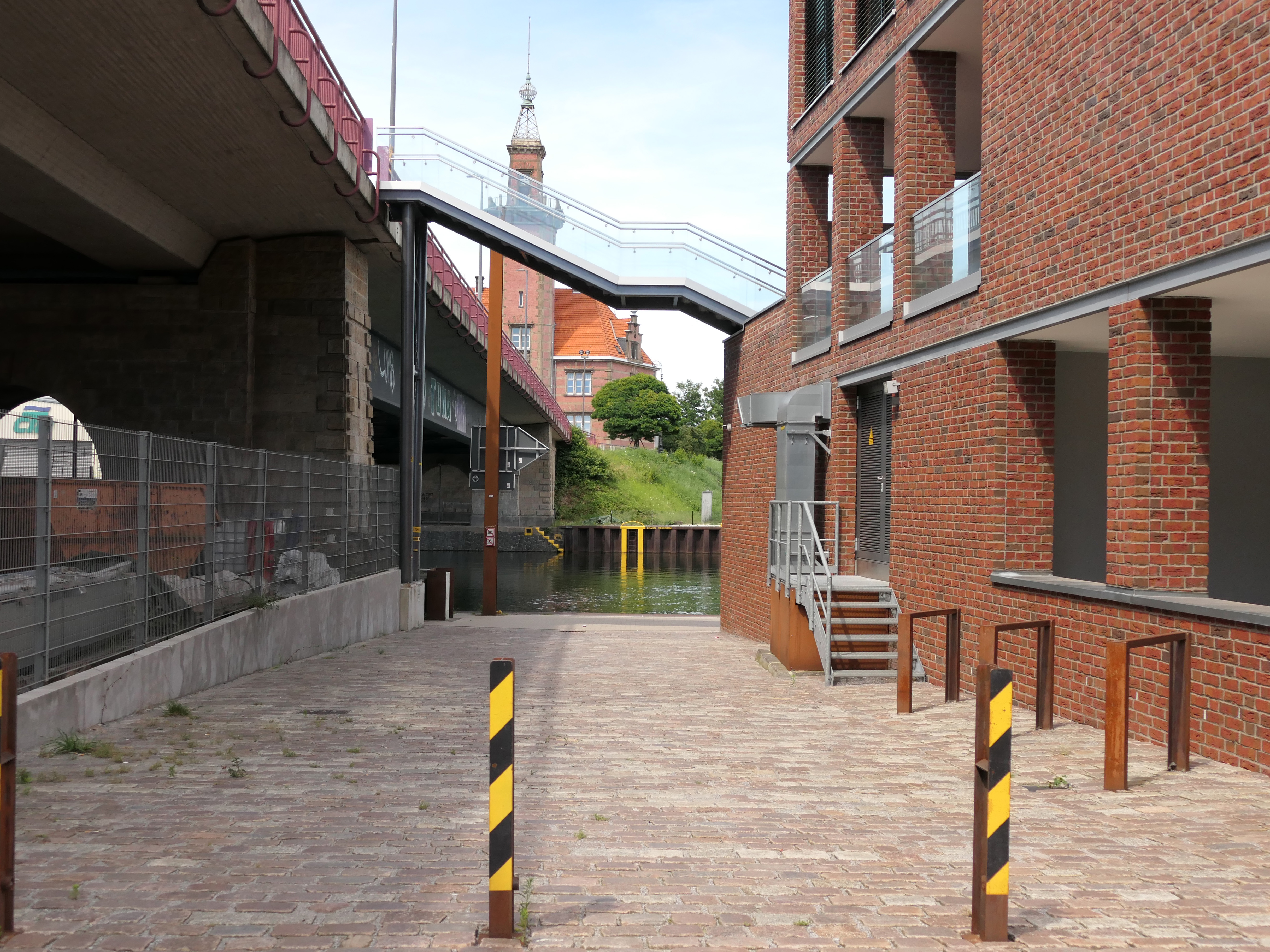Foto einer Treppe zwischen einer Brücke und einem Gebäude.