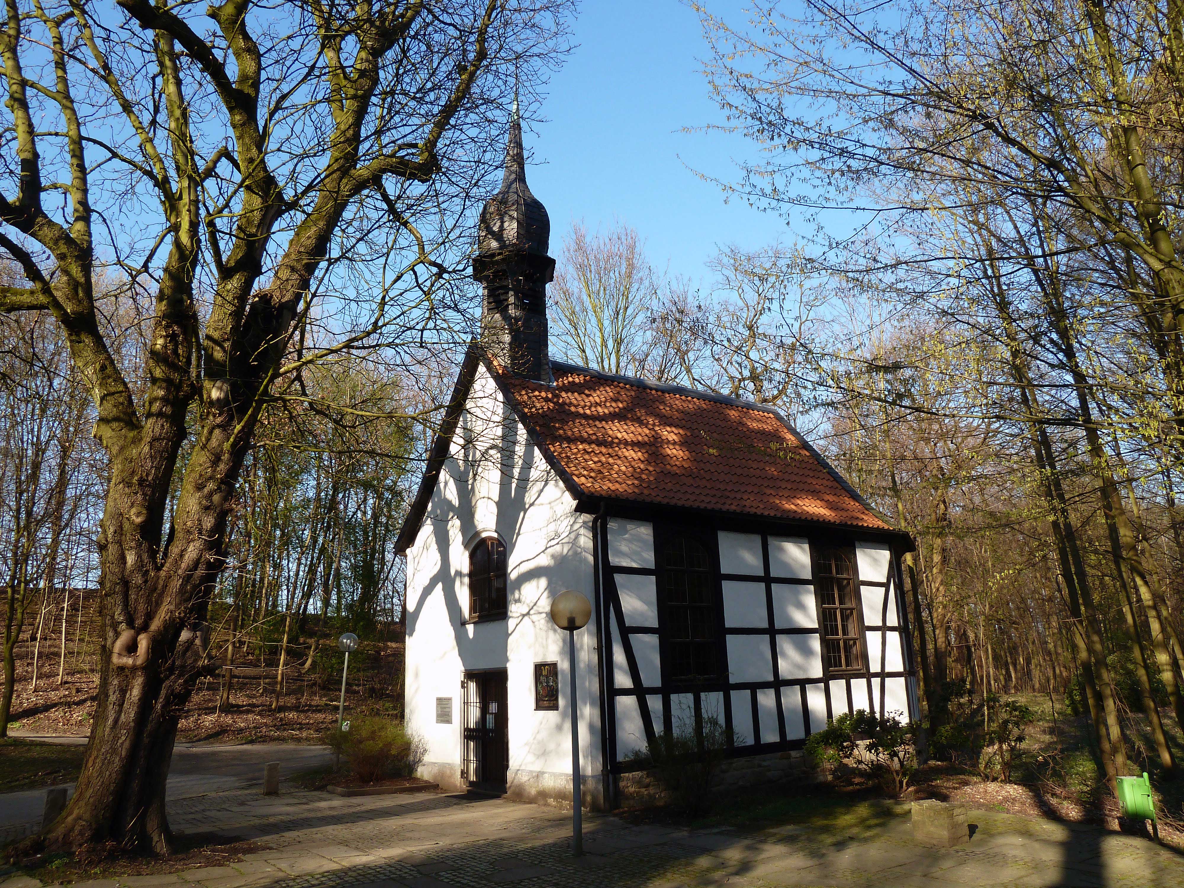 Außenansicht der Kapelle Wischlingen im Spätherbst