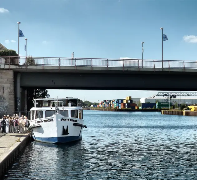 Blick auf den Kanal im Hafen mit dem Schiff Santa Monika