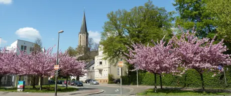 Blick auf die Stadtmitte Aplerbecks mit Kirschblüten im Vordergrund