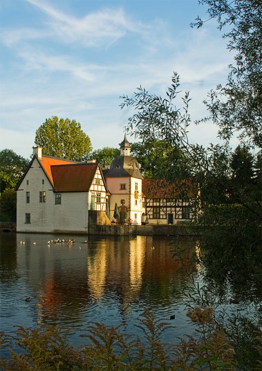 Ein altes Fachwerkhaus umgeben von Wasser