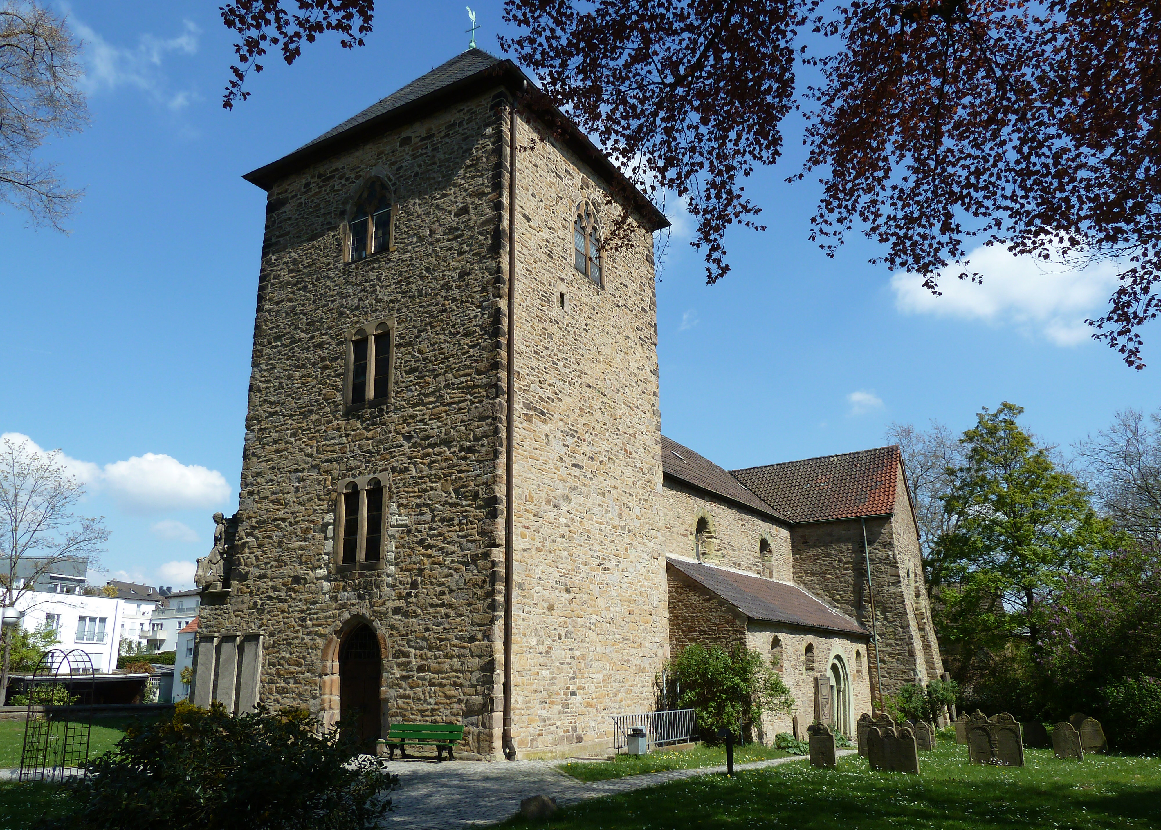 Eine alte, viereckige Kirche