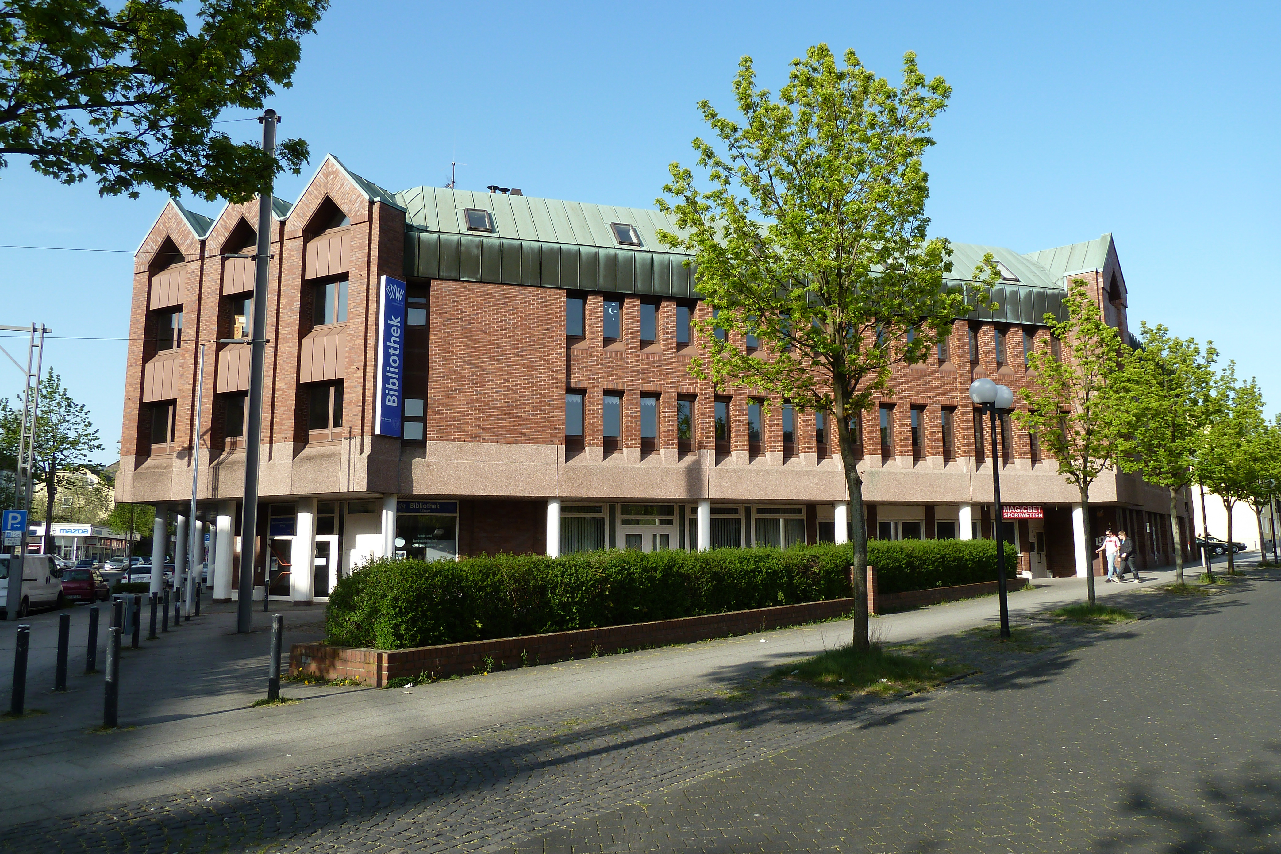 Ein altes Ziegelgebäude, Optik einer Fabrikhalle