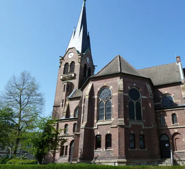 Eine Kirche, fotografiert aus der Froschperspektive