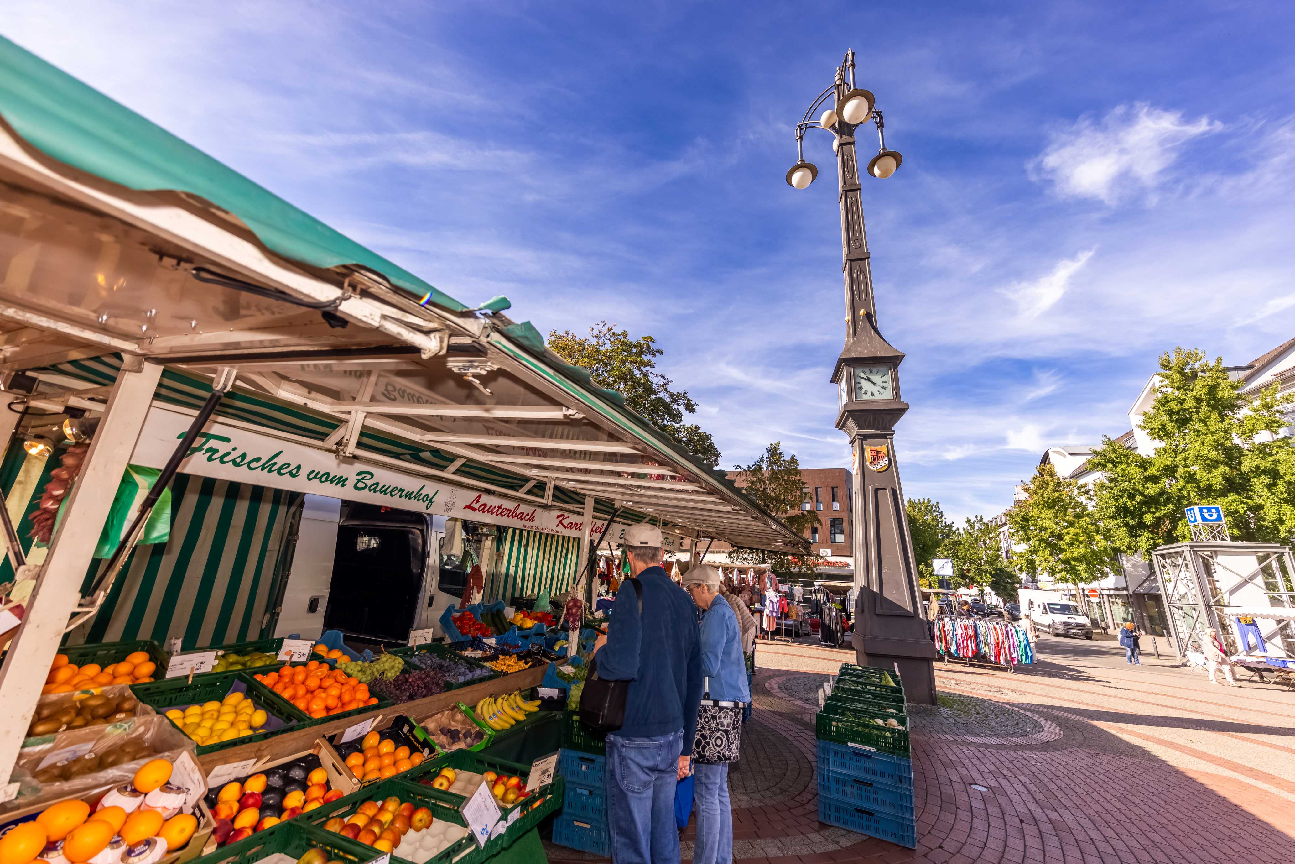 Ein Marktplatz mit einem Obst- und Gemüsestand.