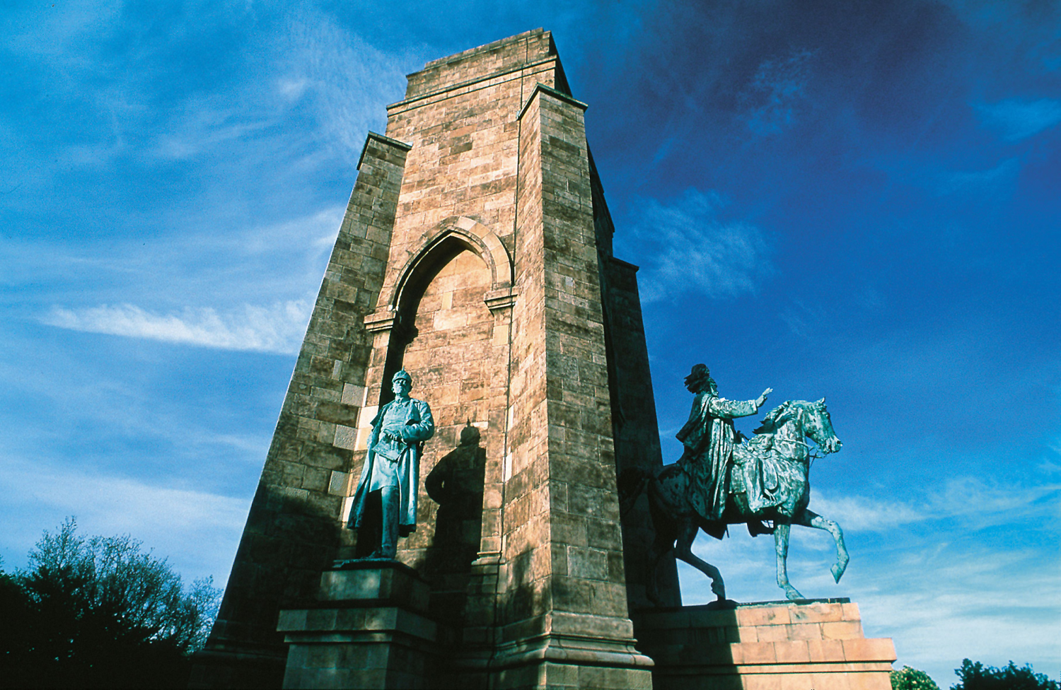 An der Ruine der Hohensyburg findet man dieses Denkmal für Kaiser Wilhelm.