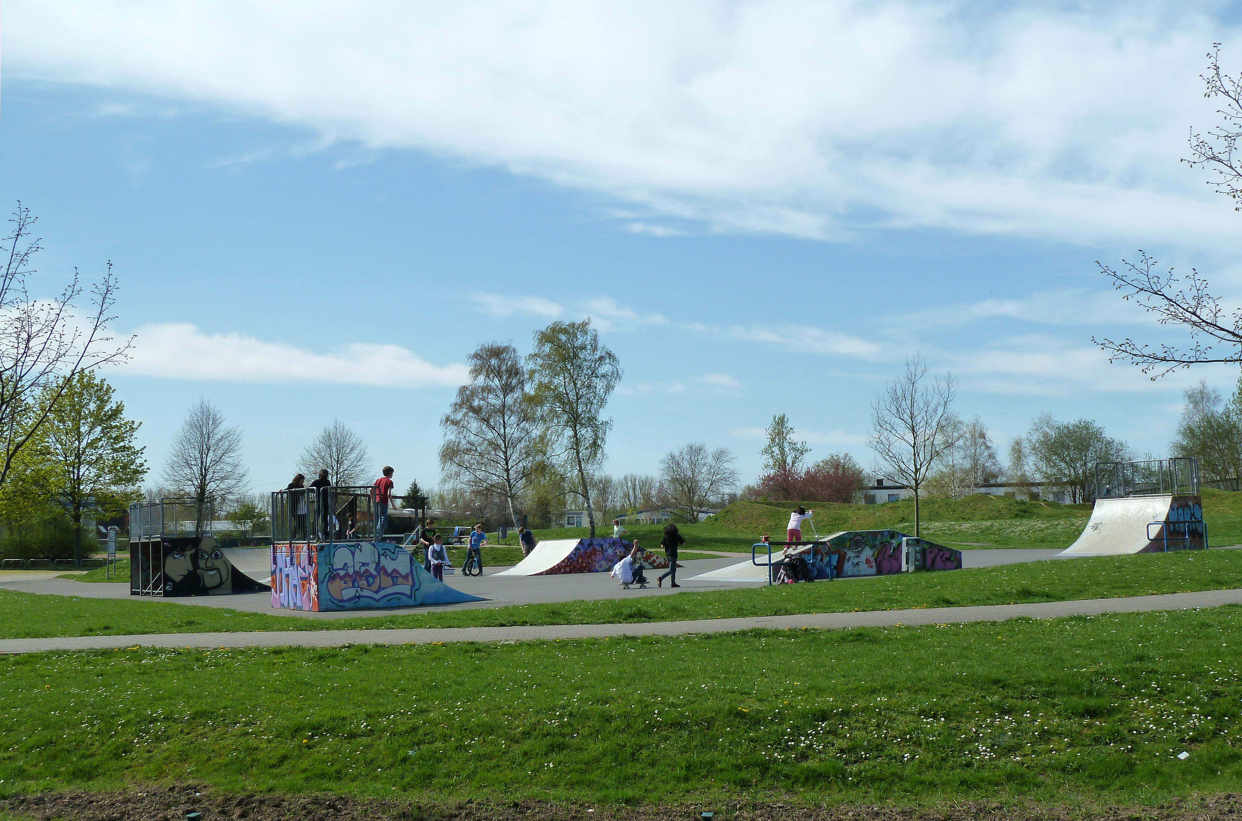Kinder und Jugendliche auf einer Freizeitsportanlage in Hombruch