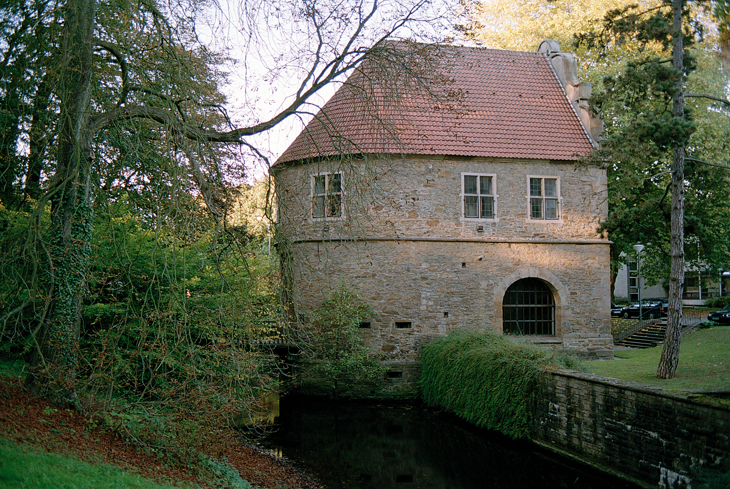 Ein altes Torhaus im Wald