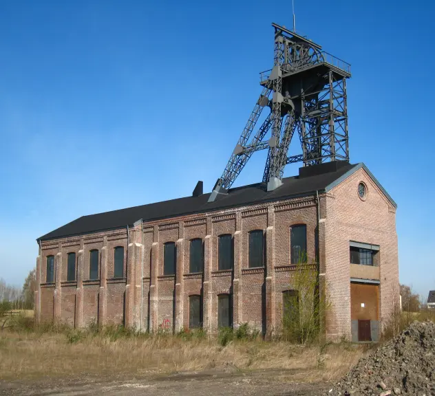 Der hier zu sehende Förderturm, nach seinem Erfinder Tompsonbock genannt, gilt als Baudenkmal und gehörte zur Derner Zeche Gneisenau