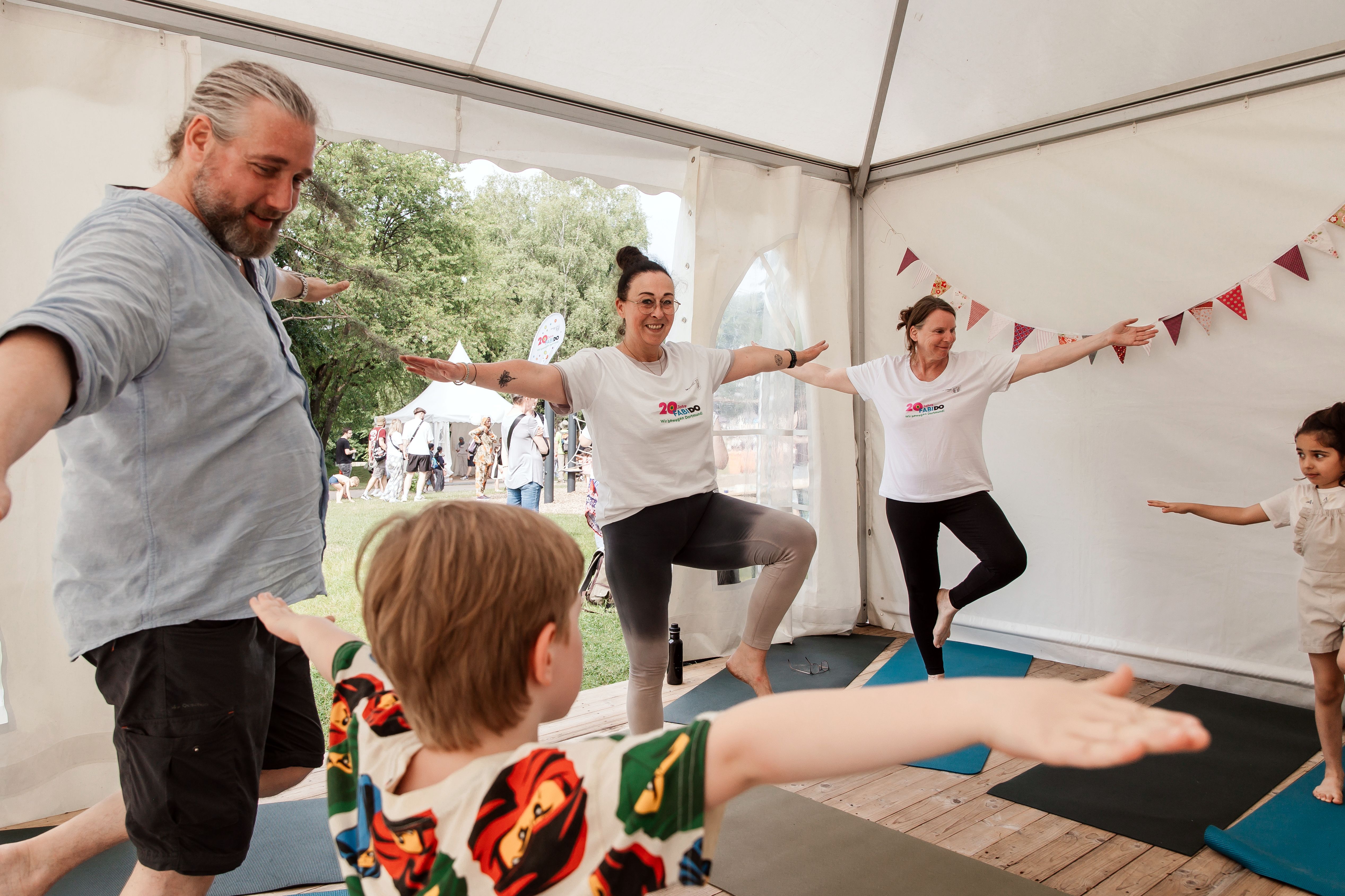 Eine Yoga-Stunde mit Teilnehmenden beim Familienfest.
