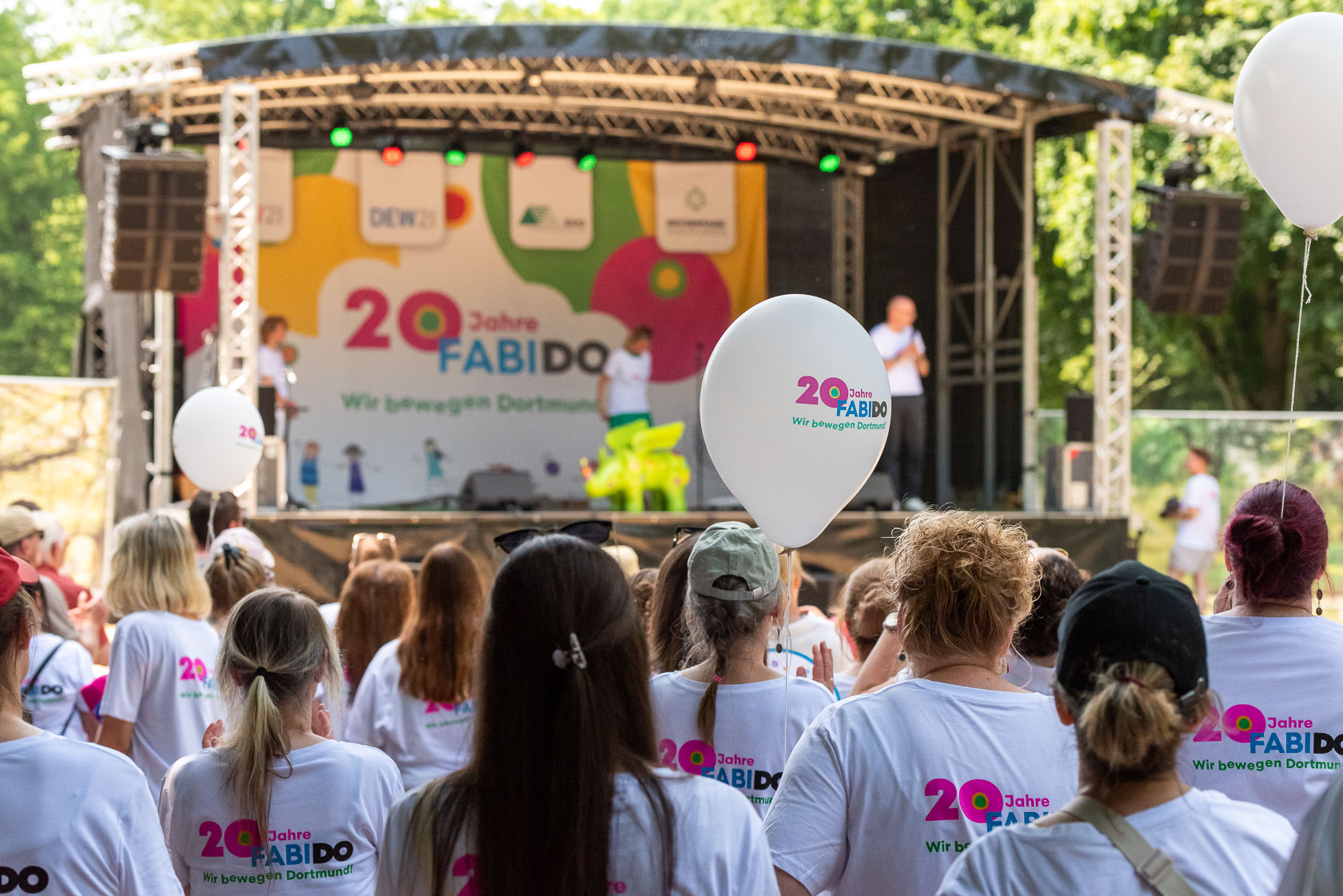 Besuchende beim Bühnenprogramm zum FABIDO-Jubiläum.