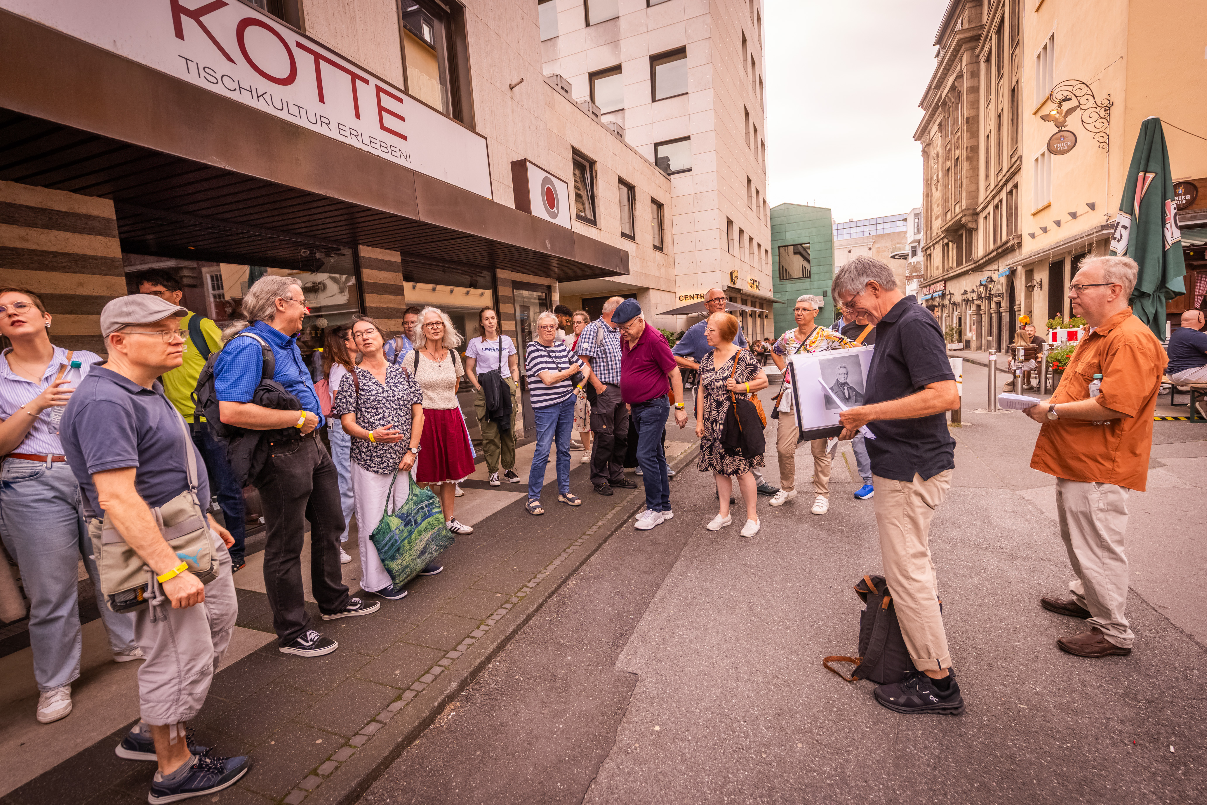 Guides und Teilnehmer*innen der Führung "Kirche und Politik von der Reformation bis heute" in der Innenstadt.