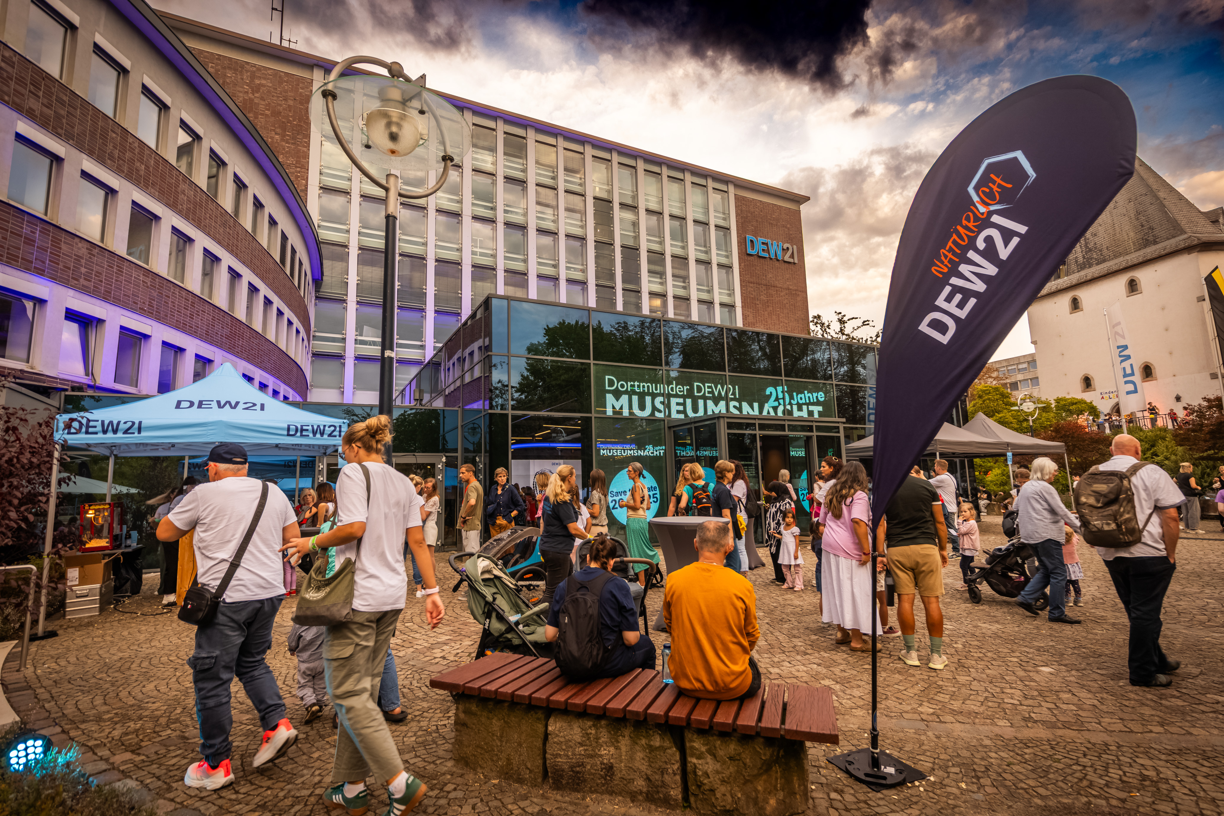 Der Günter-Samtlebe-Platz vor dem Servicecenter von DEW21 mit zahlreichen Besucher*innen.