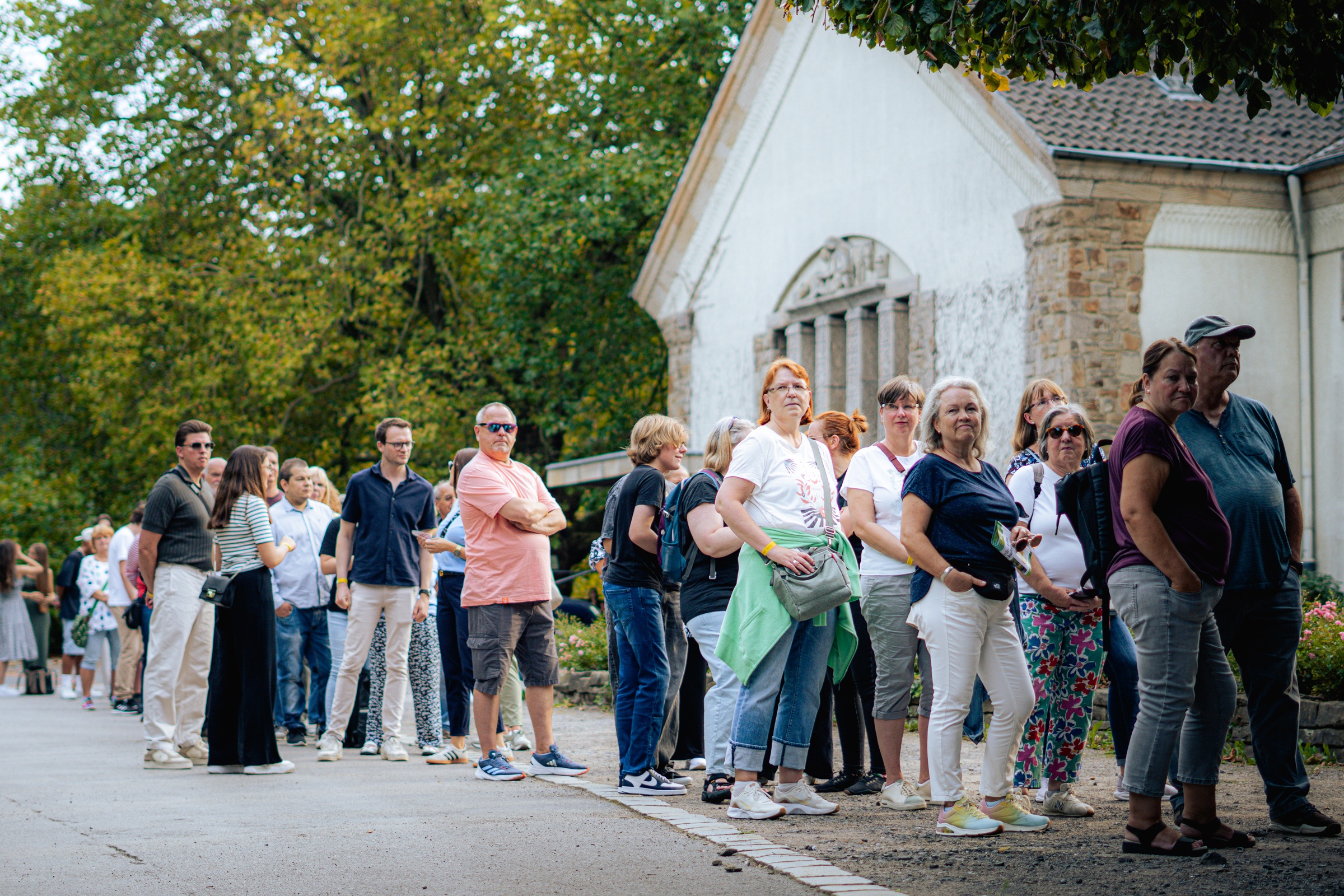 Besucher*innen in der Warteschlange für die Führungen auf dem Hauptfriedhof Dortmund.