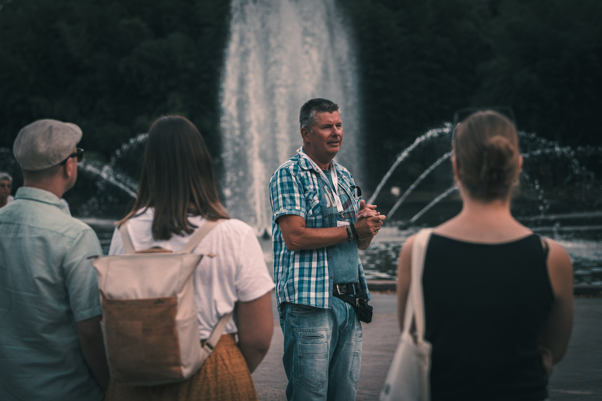 Führungsgruppe und Guide vor einem Springbrunnen im Westfalenpark.