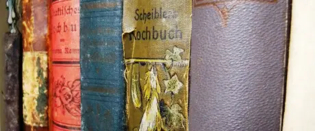 Buchrücken alter Kochbücher