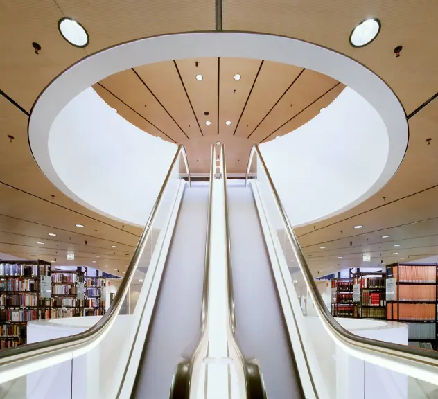 Rolltreppe in der Mitte der Bibliotheksräumlichkeiten