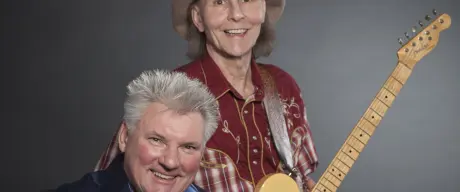 Zu sehen sind die Country Boys Abi und Bernd mit ihren Gitarren. Der hintere Mann trägt einen Cowboyhut und ein Westernhemd.