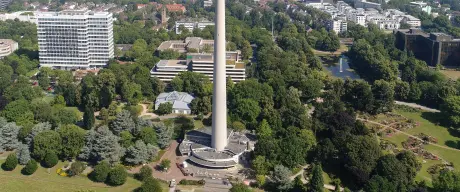 Zu sehen ist der Florianturm und ein Teil des Westfalenparks von oben. Im Hintergrund sieht man viele Gebäude der Stadt.