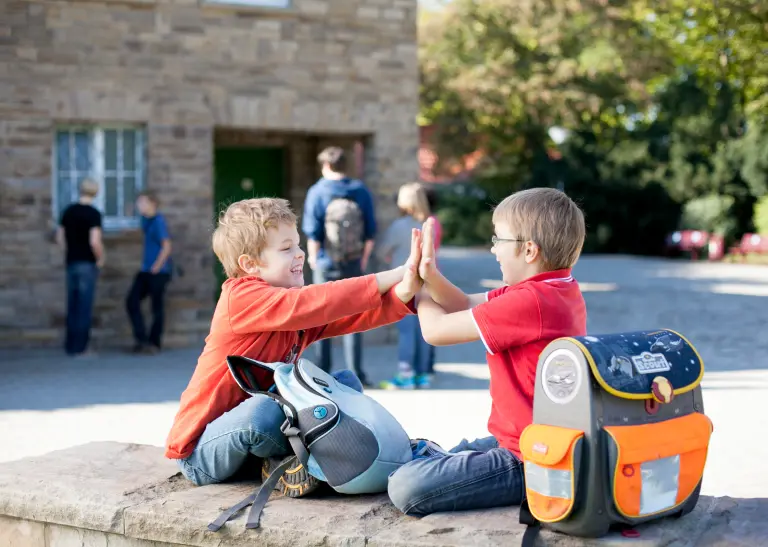 Kinder spielen auf dem Schulhof