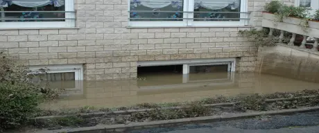 Kellerfenster bei Überschwemmung