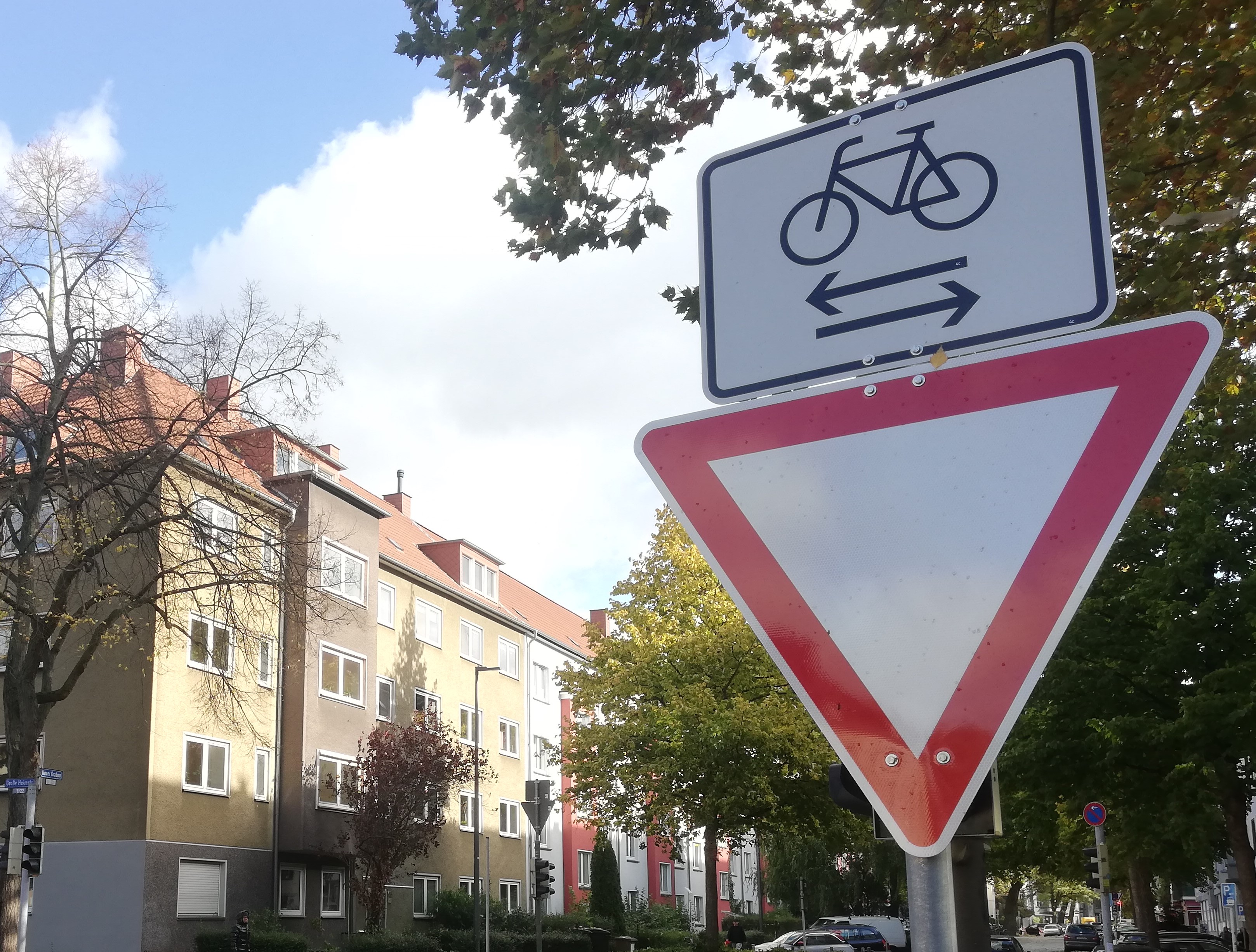 Große Heimstraße/RS1: Alle Verkehrsteilnehmenden werden darauf hingewiesen, dass sie die Vorfahrt achten müssen. Insbesondere querender Radverkehr ist auf beiden Richtungen zu erwarten. 