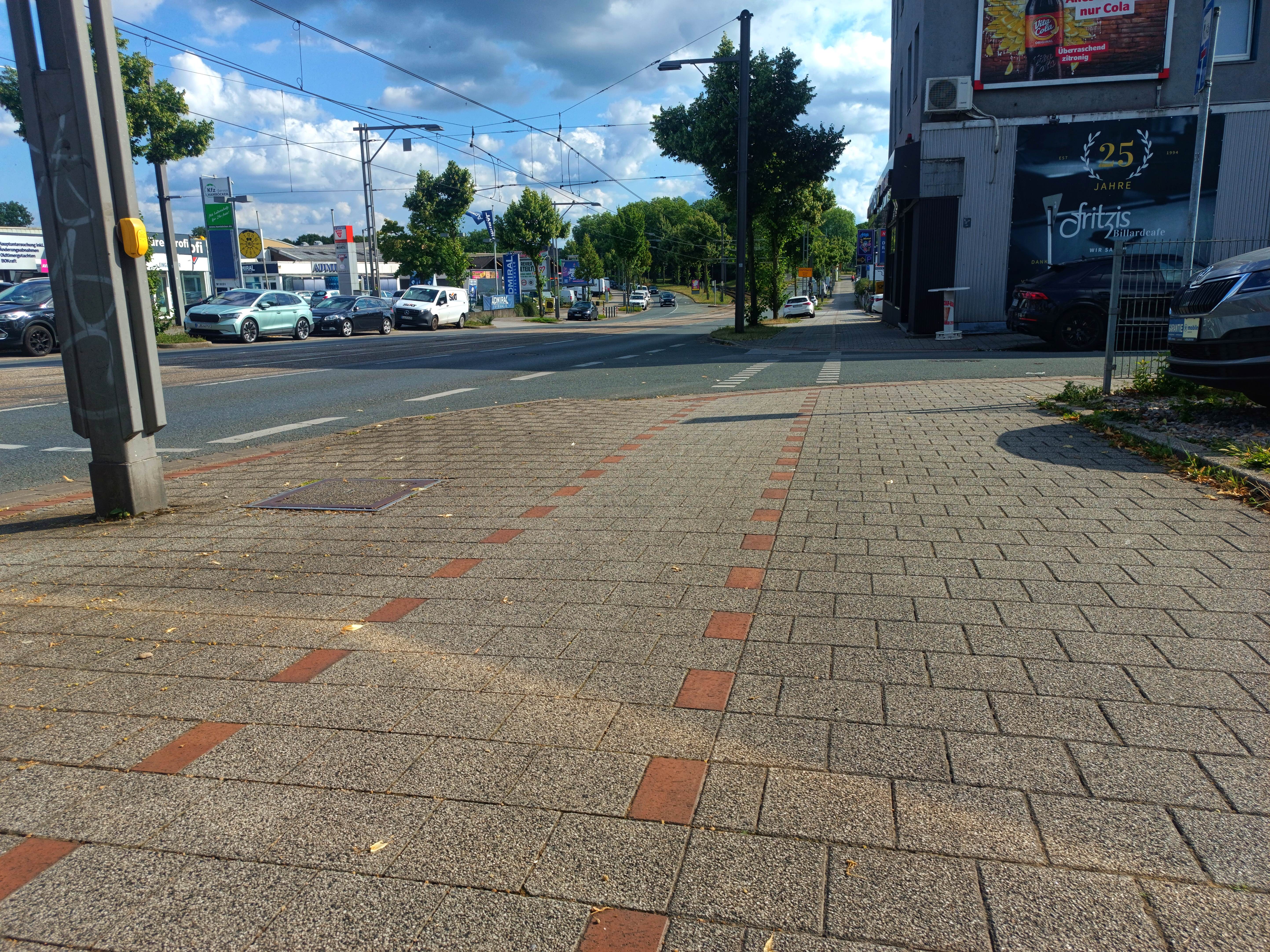 Geplasterter Radweg entlang der Evinger Straße.