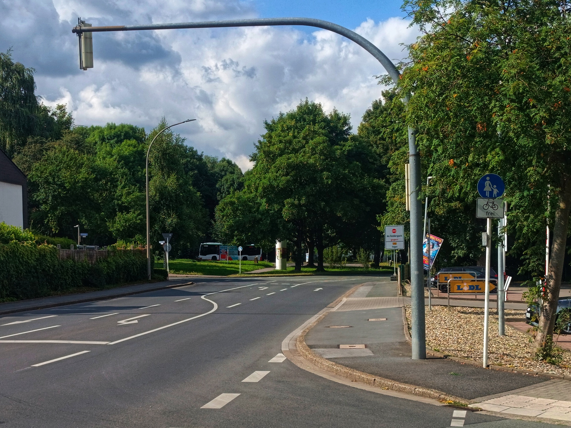 Straßeneinmündung an der Hagener Straße. Ampelmast und Gehweg-Beschilderung. 