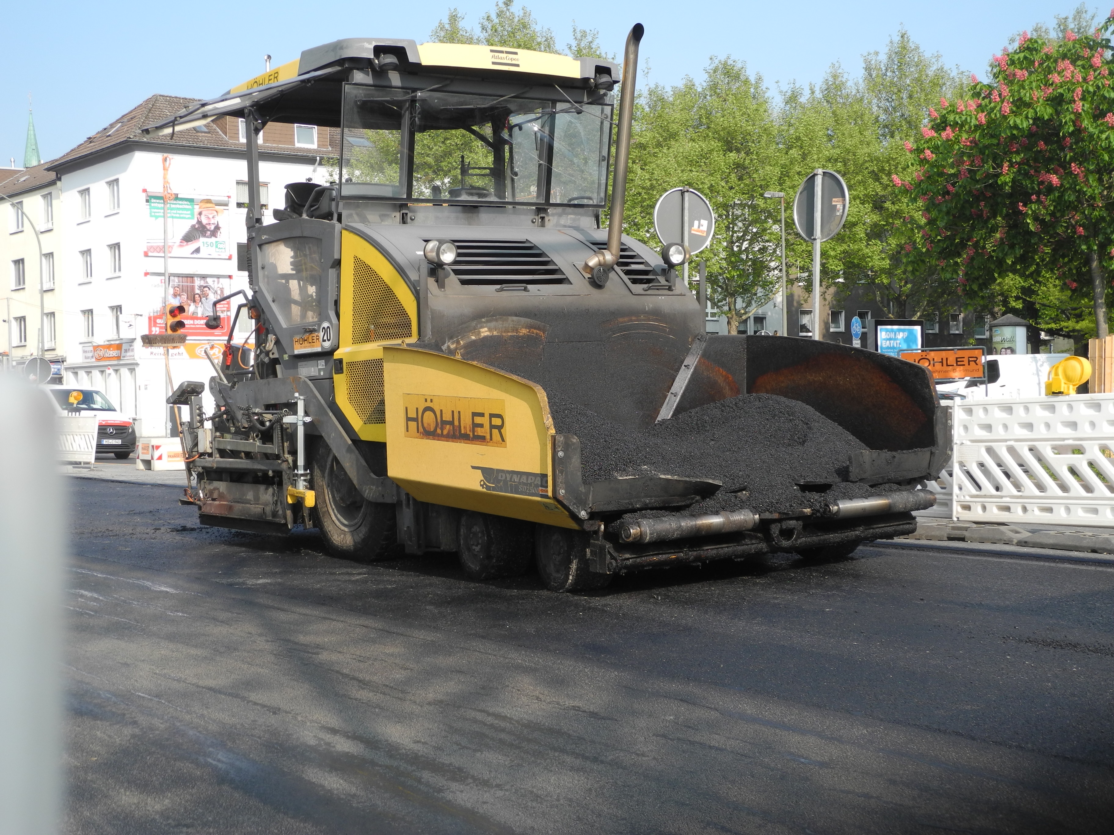 Die Asphaltmaschine steht in Bauabschnitt 4 bereit. (04.05.2022)