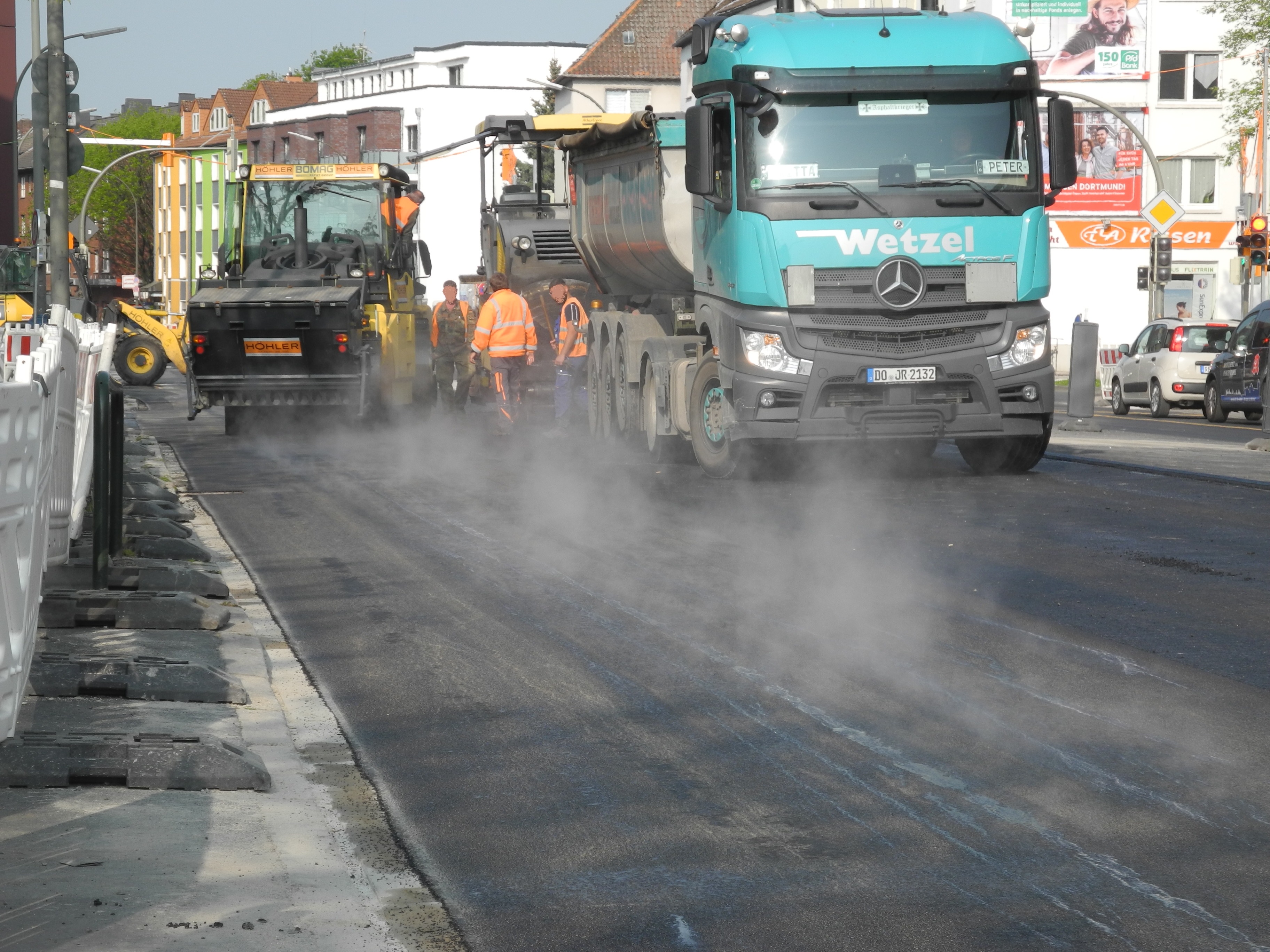 Dampf steigt vom neuen Asphalt in Bauabschnitt 4 auf. (04.05.22)