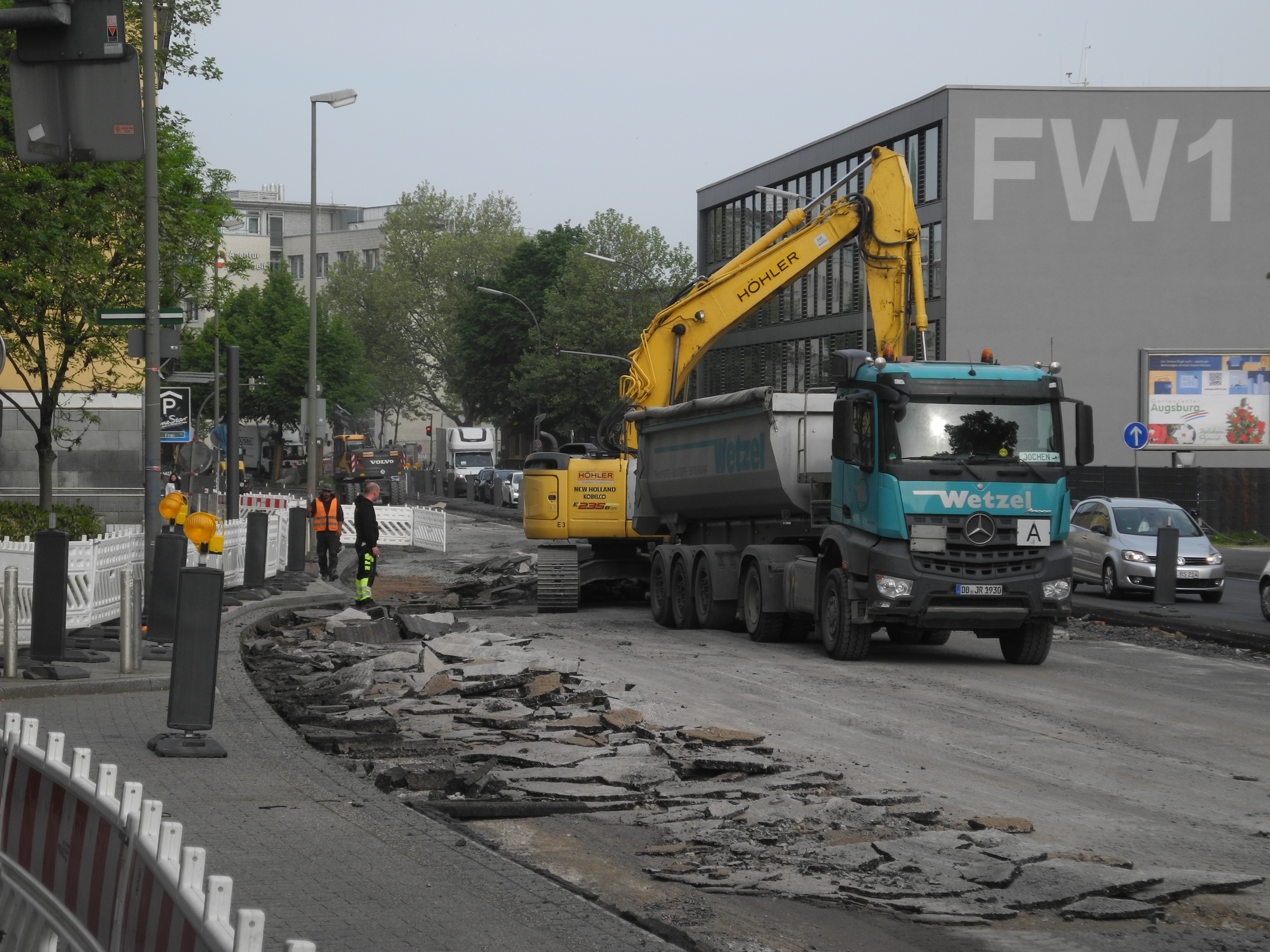 Dampf steigt vom neuen Asphalt in Bauabschnitt 4 auf. (10.05.22)